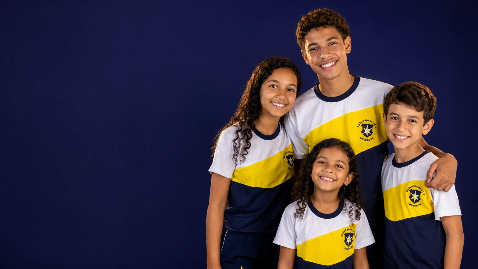 Estudantes do Colégio Regina Coeli, da Educação Infantil ao Ensino Médio, com o fardamento da escola
